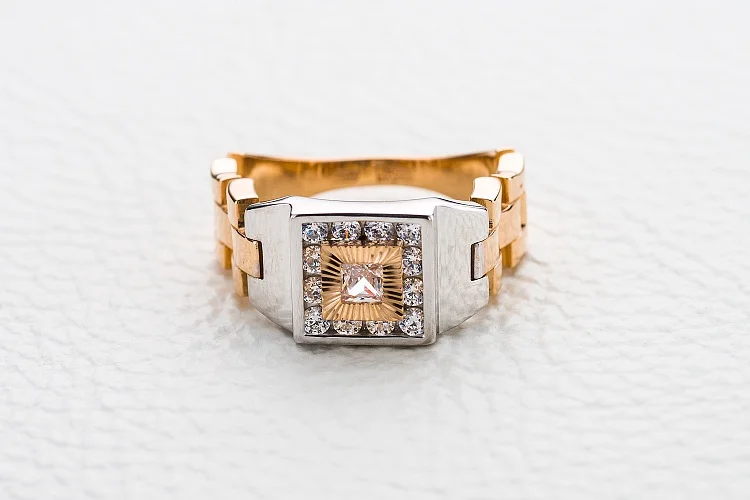 Печатка из красного золота с 13 фианитами