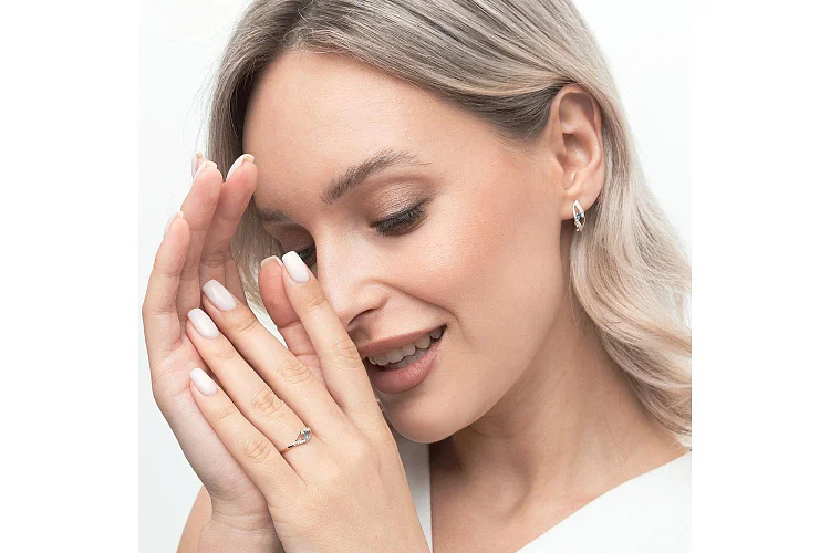 Серьги из красного золота с 2 топазами swiss и 16 фианитами