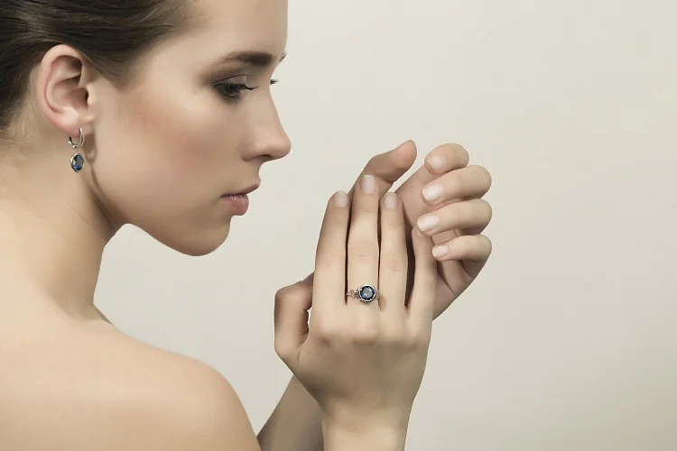 Кольцо из белого золота с топазом лондон