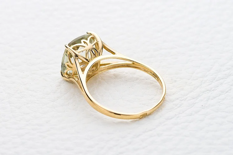 Кольцо из жёлтого золота с аметистом