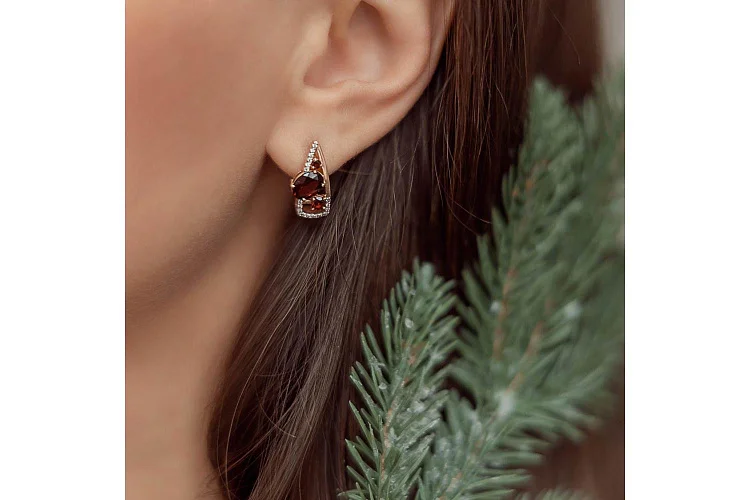 Серьги из красного золота с 6 гранатами и 36 фианитами