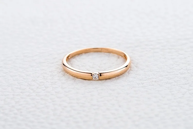 Обручальное кольцо из красного золота с бриллиантом