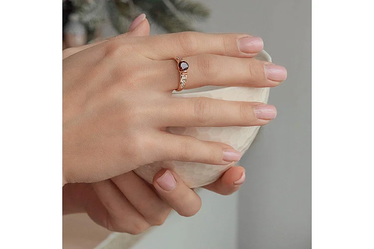 Кольцо из красного золота с гранатом и 8 фианитами