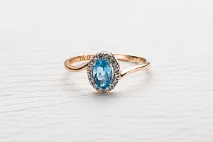 Кольцо из красного золота с топазом swiss и 16 фианитами