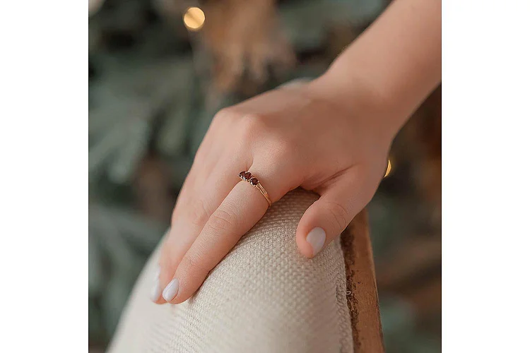 Кольцо из красного золота с 3 гранатами