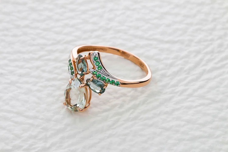 Кольцо из красного золота с празиолитом, турмалинами и фианитами