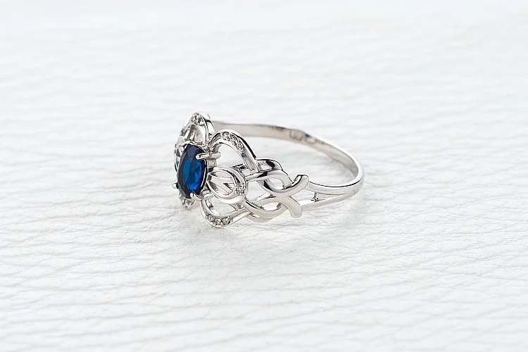 Кольцо из белого золота с корундом и 14 бриллиантами