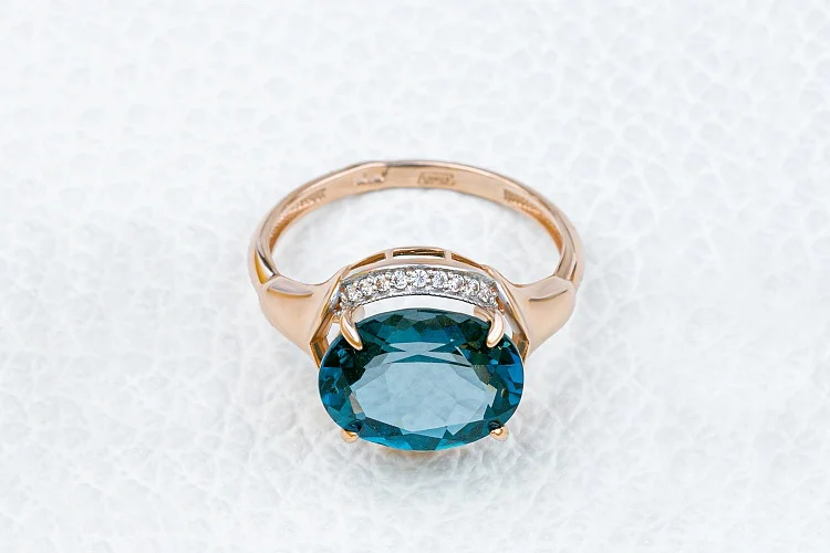Кольцо из красного золота с топазом лондон и 18 фианитами