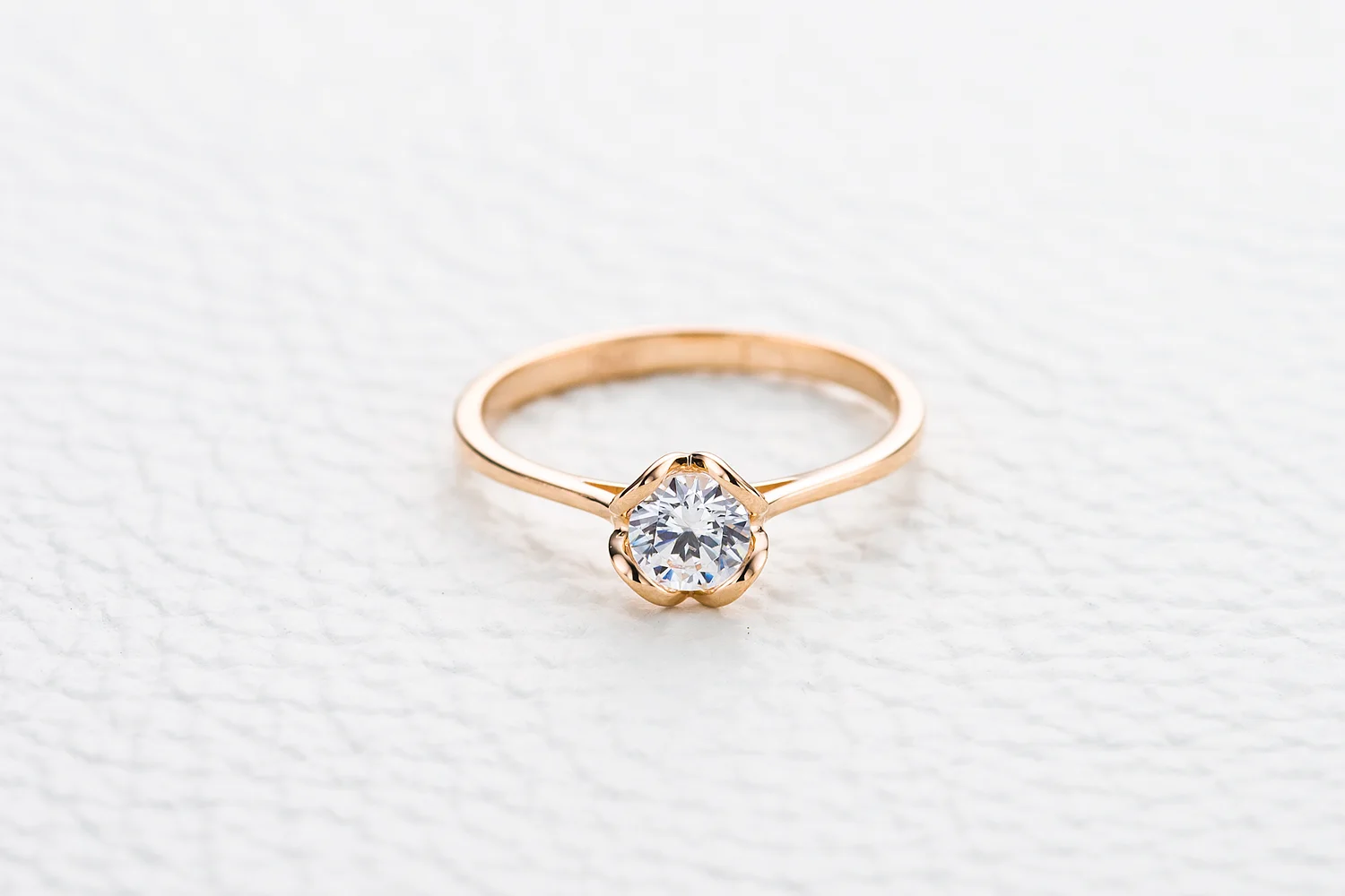 Кольцо из красного золота с кристаллом swarovski