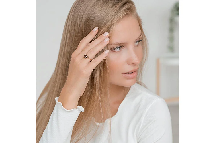 Кольцо из красного золота с гранатом