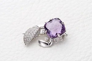 Брошь Краб из белого золота с аметистом и 38 фианитами