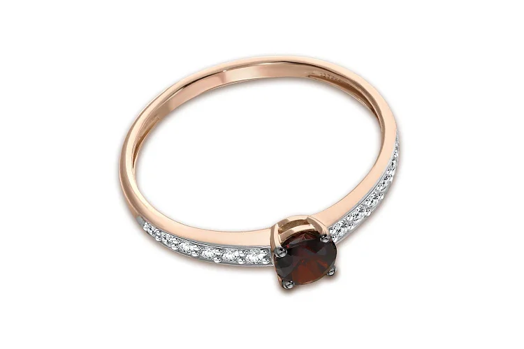 Кольцо из красного золота с гранатом и 12 фианитами