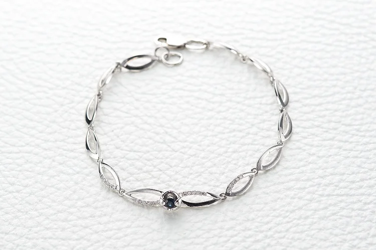 Браслет из белого золота с сапфиром и 20 бриллиантами