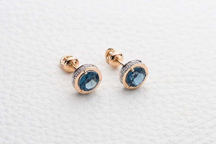 Серьги-пусеты из красного золота с 2 топазами лондон и 32 фианитами