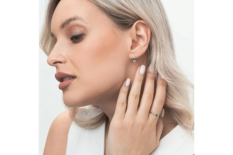 Серьги из красного золота с 2 изумрудами и 12 бриллиантами