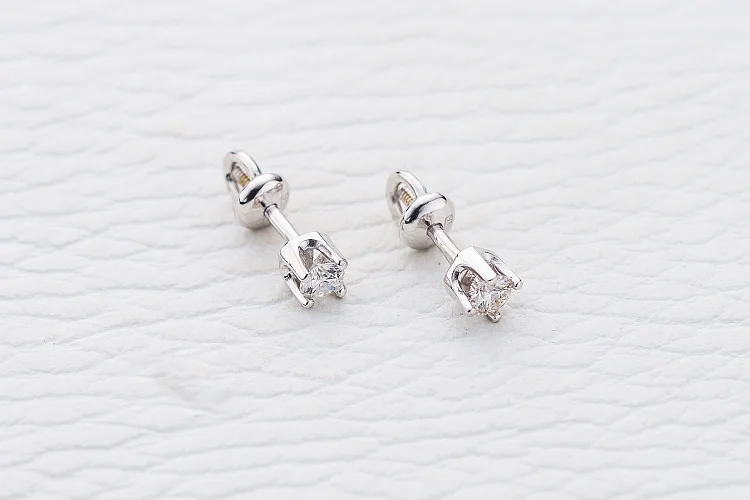 Серьги-пусеты из белого золота с 2 бриллиантами