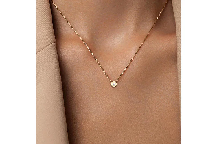 Подвеска Круг из жёлтого золота с муассанитом