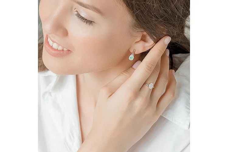 Кольцо из красного золота с опалом и 6 сапфирами