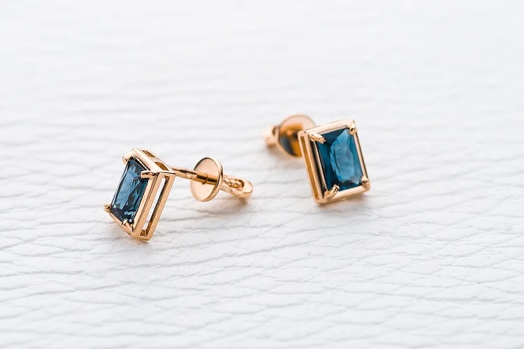 Серьги-пусеты Прямоугольники из красного золота с 2 топазами лондон