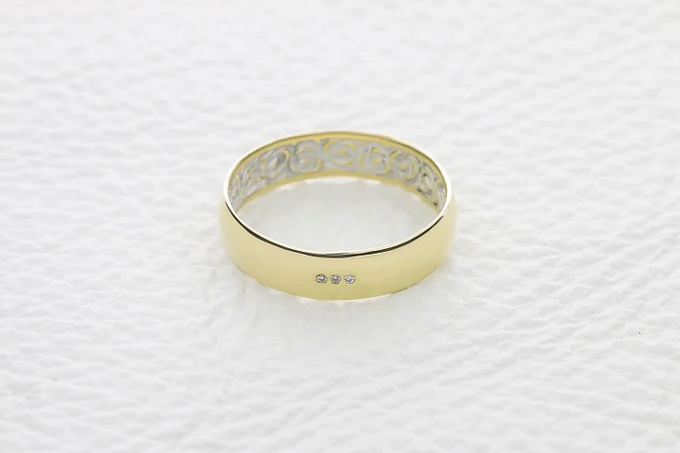 Обручальное кольцо из жёлтого золота с 3 бриллиантами