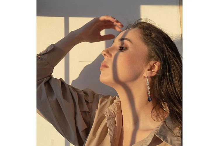 Серьги из белого золота с 2 сапфирами и 20 фианитами