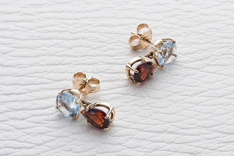 Серьги-пусеты из красного золота с 2 гранатами и 2 топазами sky