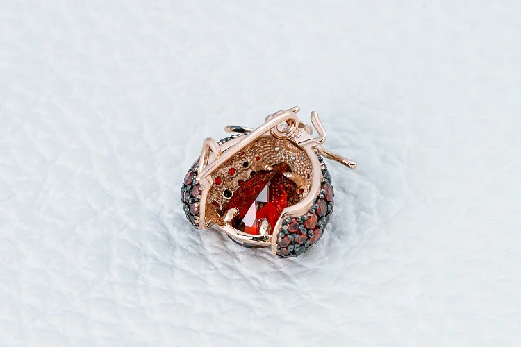 Брошь Божья коровка из красного золота с 66 фианитами