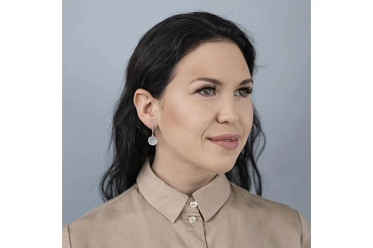 Серьги из красного золота с перламутром и 16 фианитами