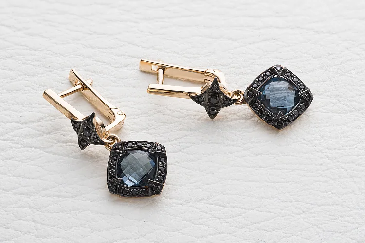 Серьги из красного золота с 2 топазами лондон и 42 фианитами