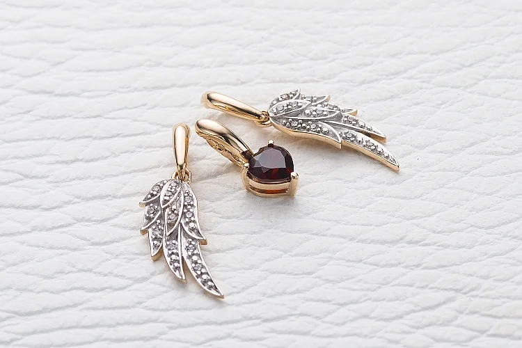 Подвеска Крыло из красного золота с гранатом и 22 фианитами