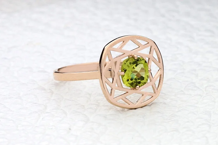 Кольцо из красного золота с хризолитом