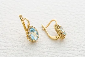 Серьги из жёлтого золота с 2 топазами sky и 32 фианитами