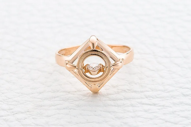 Кольцо Квадрат из красного золота с фианитом