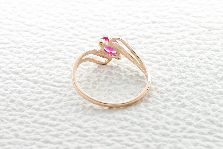 Кольцо из красного золота с рубином и 2 бриллиантами