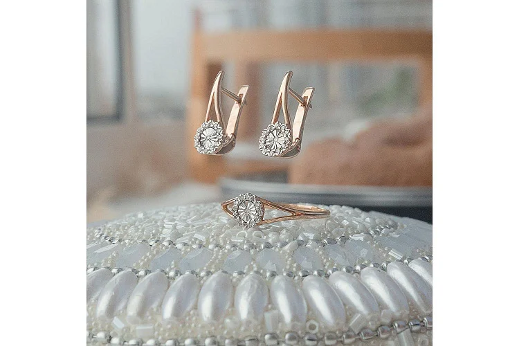 Кольцо Цветок из красного золота с 13 бриллиантами