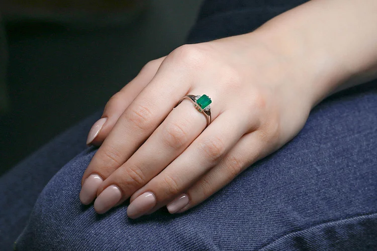 Кольцо из белого золота с агатом и 4 фианитами