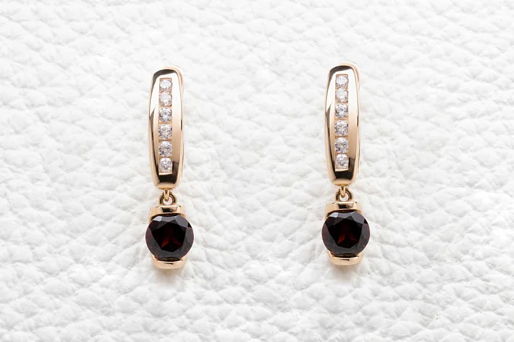 Серьги из красного золота с 2 гранатами и 12 фианитами
