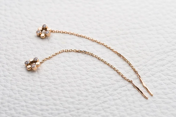 Серьги-продёвки Цветы из красного золота с 6 фианитами