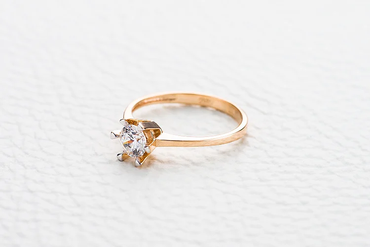 Кольцо из красного золота с кристаллом swarovski