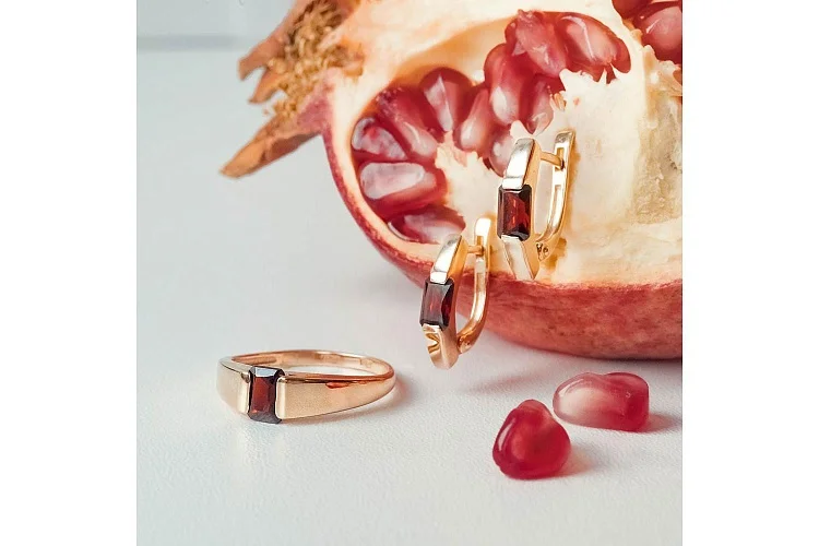 Кольцо из красного золота с гранатом