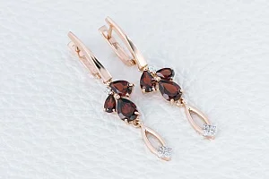 Серьги из красного золота с 6 гранатами и 8 фианитами