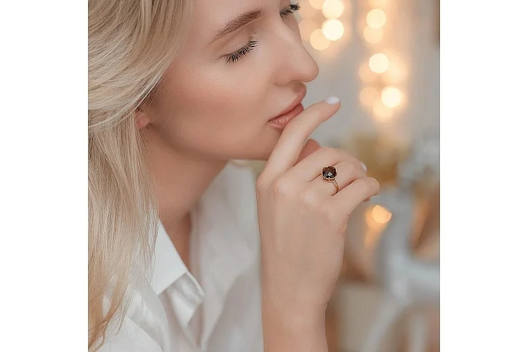 Кольцо из красного золота с раухтопазом