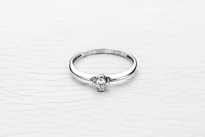 Кольцо из белого золота с бриллиантом