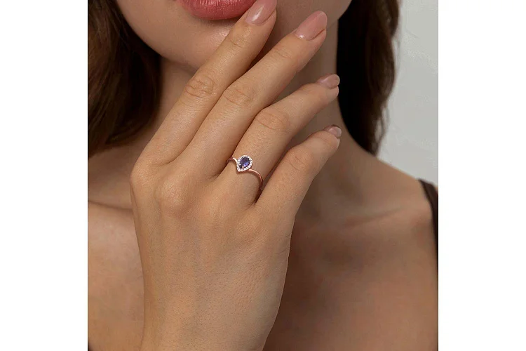 Кольцо из красного золота с иолитом и 16 фианитами