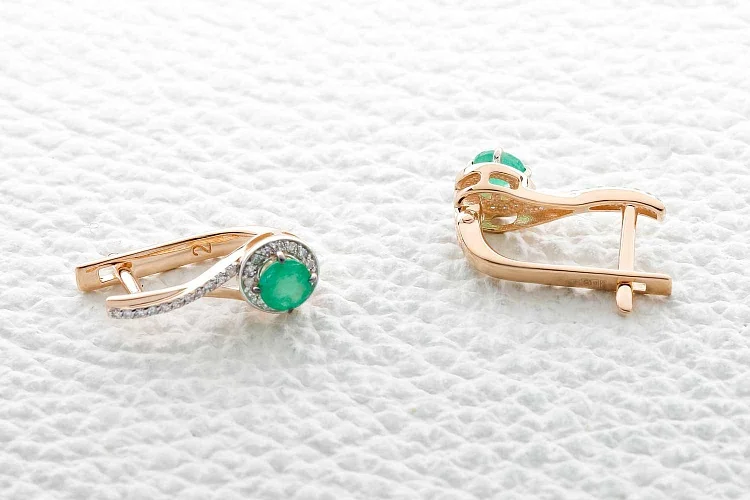 Серьги из красного золота с 2 изумрудами и 52 бриллиантами