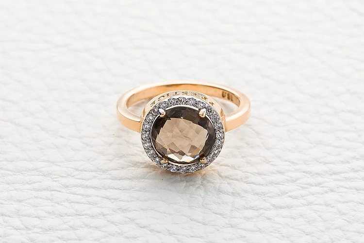 Кольцо из красного золота с раухтопазом и 24 фианитами