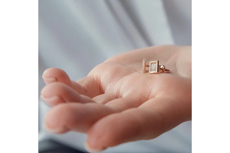 Серьги-пусеты Квадраты из красного золота с 18 бриллиантами