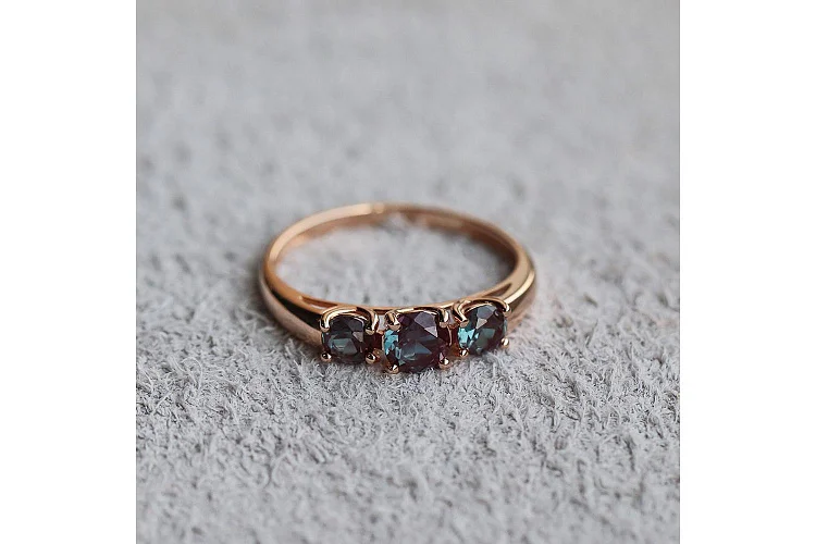 Кольцо из красного золота с 3 александритами