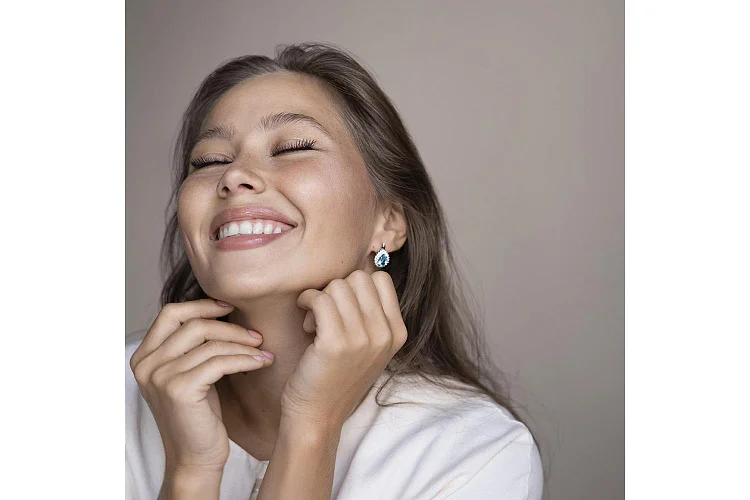 Серьги из белого золота с 2 топазами swiss и 76 фианитами