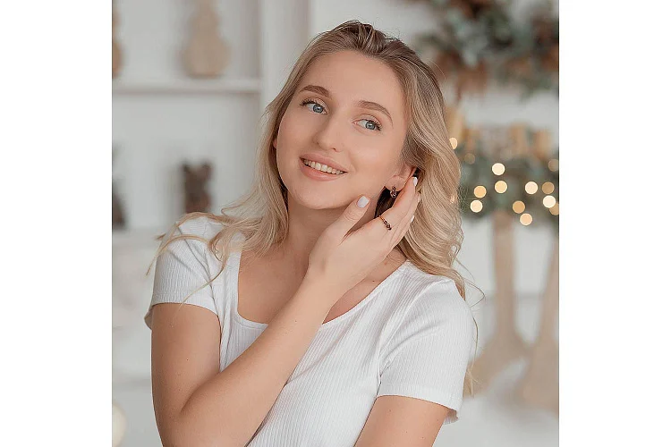 Кольцо из красного золота с 3 гранатами